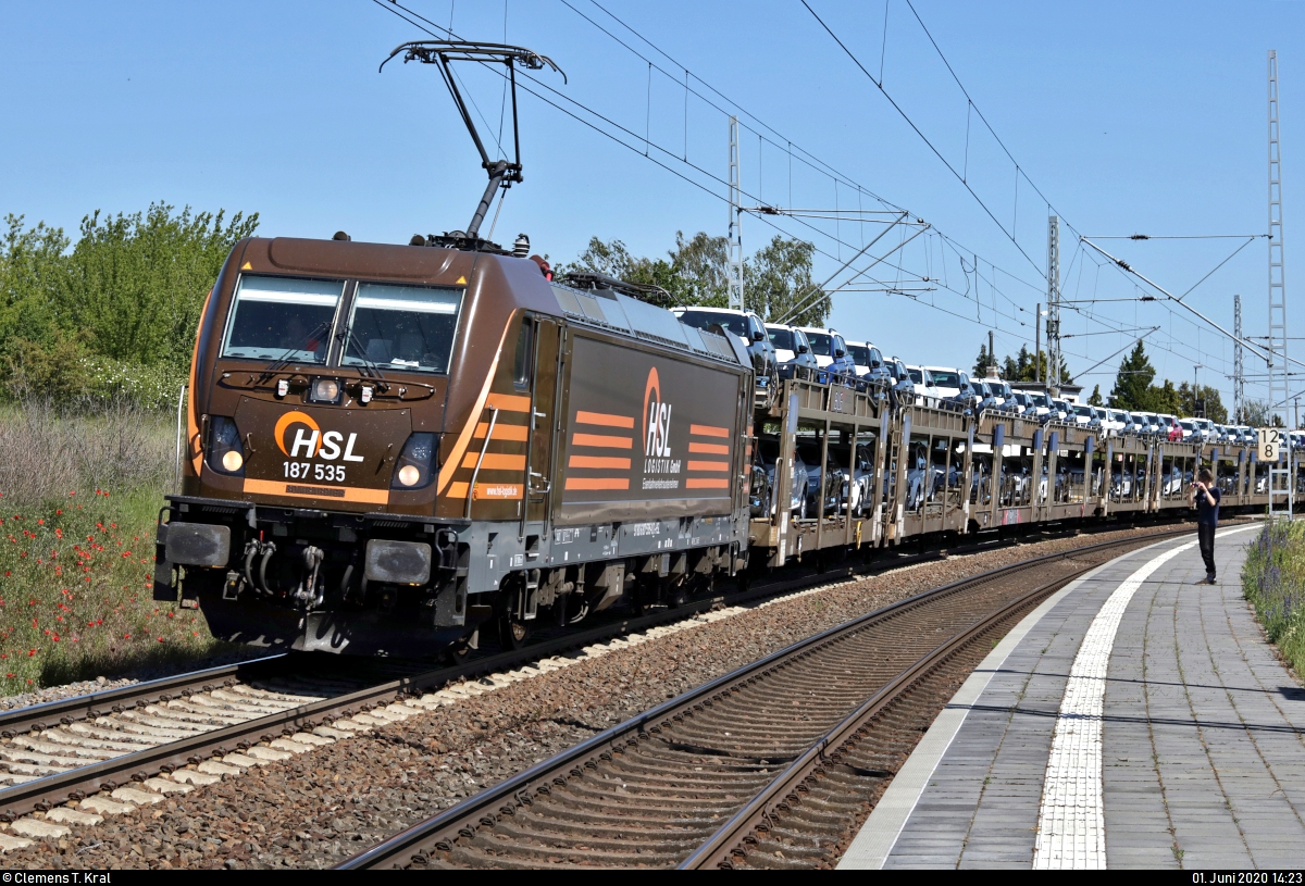Autotransportzug (Škoda Auto a.s.) mit 187 535-0 der HSL Logistik GmbH (HSL) durchfährt den Hp Zscherben auf der Bahnstrecke Halle–Hann. Münden (KBS 590) Richtung Teutschenthal.
[1.6.2020 | 15:23 Uhr]