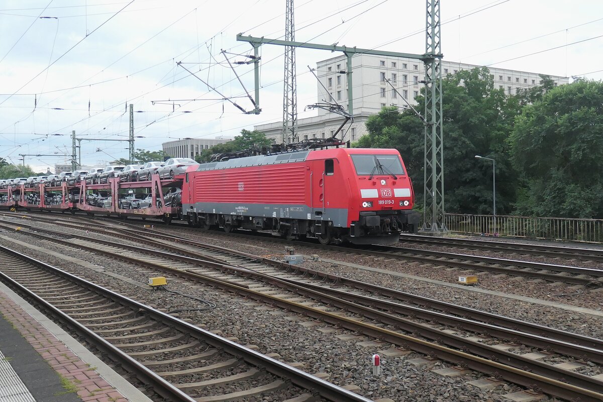 Autotransportzug aus Tschechien mit der im Raum Dresden altbekannten, aber inzwischen recht selten gewordenen 189 019 Anfang Juli 2026 vor dem Geb�ude der HTW 