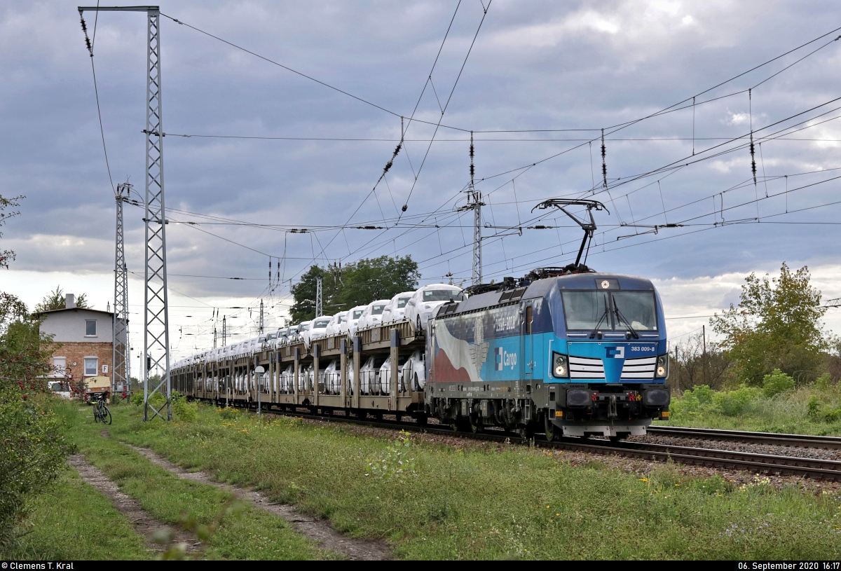Autotransportzug (BLG Logistics Group AG & Co. KG) nach Falkenberg(Elster) mit 383 009-8 (Siemens Vectron), unterwegs in Teutschenthal, Alte Ziegelei, Richtung Halle Rosengarten. Die Lok erinnert an das 100-jährige Bestehen der ehemaligen Tschechoslowakischen Staatsbahnen (Československé státní dráhy).

🧰 ČD Cargo, a.s.
🚩 Bahnstrecke Halle–Hann. Münden (KBS 590)
🕓 6.9.2020 | 16:17 Uhr
