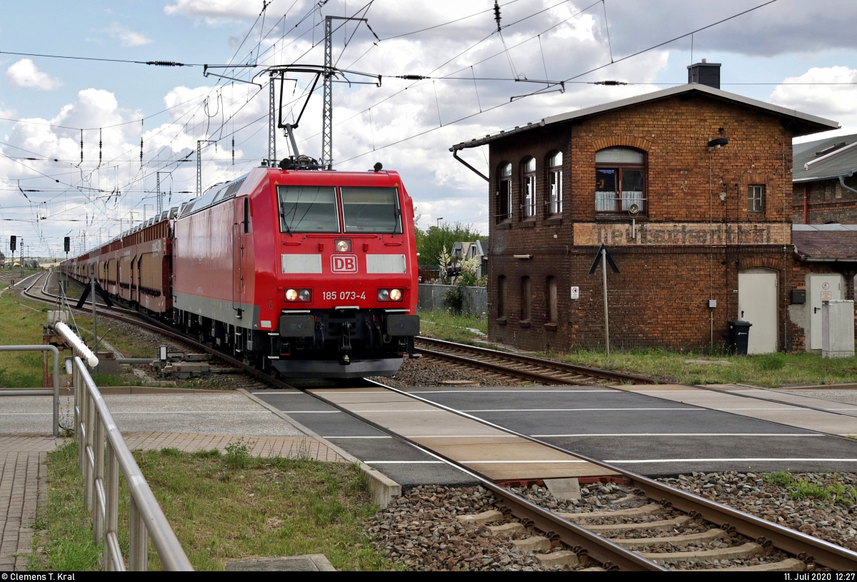 Autotransportzug (Fiat) mit 185 073-4 DB fährt vorbei am elektromechanischen Weichenwärter-Stellwerk W2 des Bahnhofs Teutschenthal auf der Bahnstrecke Halle–Hann. Münden (KBS 590) Richtung Sangerhausen.
[11.7.2020 | 12:27 Uhr]