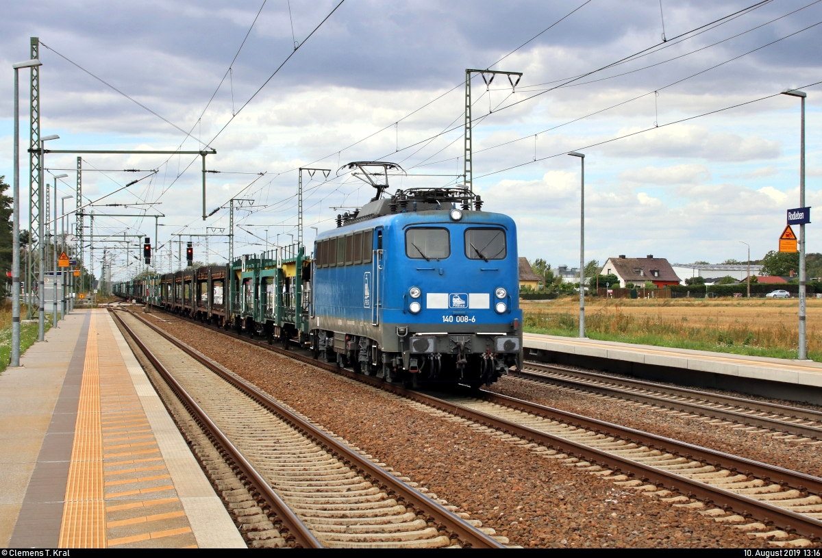Autotransportzug (leer) mit 140 845-9 (140 008-6) der Eisenbahn-Bau- und Betriebsgesellschaft Pressnitztalbahn mbH (PRESS) durchfährt den Bahnhof Rodleben auf der Bahnstrecke Trebnitz–Leipzig (KBS 254) Richtung Gleisdreieck.
[10.8.2019 | 13:16 Uhr]