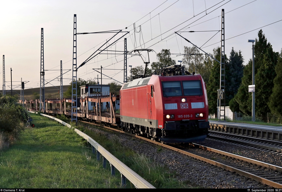 Autotransportzug (leer) mit 185 035-3 durchfährt den Hp Zscherben auf Gleis 2 Richtung Halle Rosengarten.
Aufgenommen im Gegenlicht.

🧰 DB Cargo
🚩 Bahnstrecke Halle–Hann. Münden (KBS 590)
🕓 17.9.2020 | 18:27 Uhr