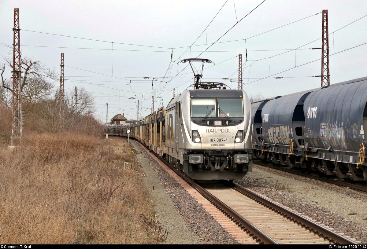 Autotransportzug (leer) mit 187 307-4 der Railpool GmbH, vermietet an die HSL Logistik GmbH (HSL), durchfährt den Hp Prödel auf der Bahnstrecke Biederitz–Trebnitz (KBS 254) Richtung Trebnitz.
Aufgenommen am Ende des Bahnsteigs 2.
[13.2.2020 | 10:47 Uhr]