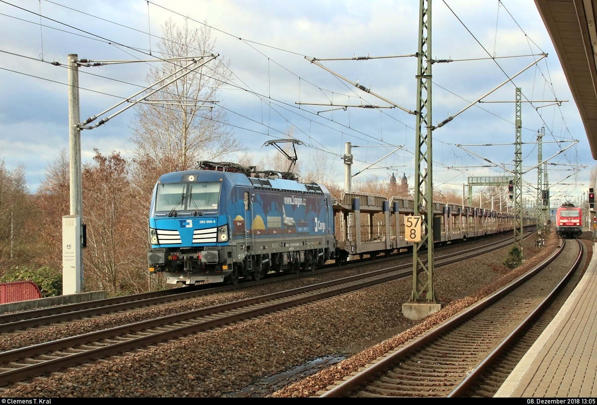 Autotransportzug (leer) mit 383 006-4  www.1vagon.cz  (Siemens Vectron) der ČD Cargo, a.s. durchfährt den Bahnhof Dresden-Reick auf der Bahnstrecke Děčín–Dresden-Neustadt (Elbtalbahn | KBS 241.1) Richtung Pirna und liefert sich ein kleines Rennen mit der am rechten Rand zu sehenden 143 591-6 der S-Bahn Dresden (DB Regio Südost) als S 31735 (S1) von Meißen Triebischtal nach Bad Schandau, welches sie letztlich natürlich auch gewann.
[8.12.2018 | 13:05 Uhr]