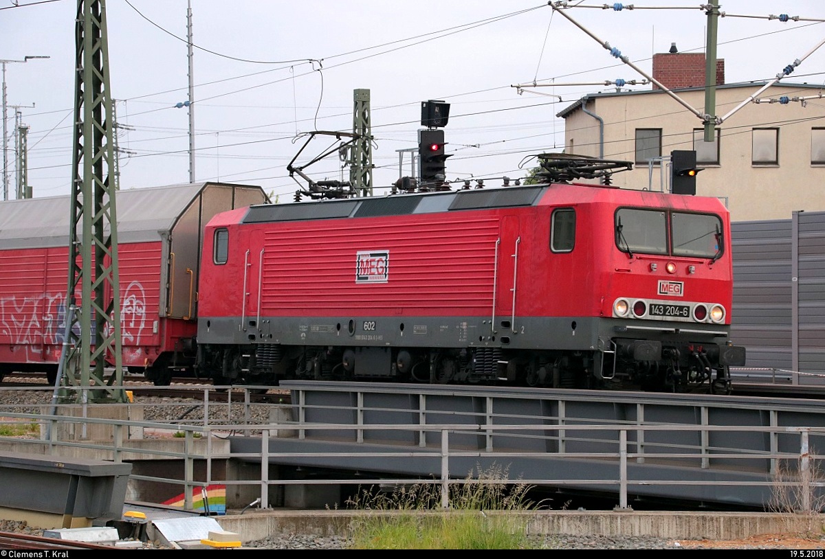 Autotransportzug mit 143 204-6 (Lok 602) der Mitteldeutschen Eisenbahn GmbH (MEG) passiert Halle(Saale)Hbf am Interimsbahnsteig 13a in südlicher Richtung.
[19.5.2018 | 6:23 Uhr]