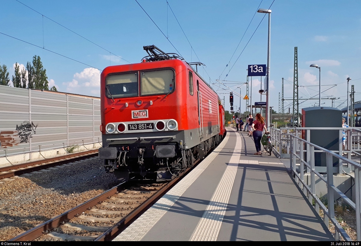 Autotransportzug mit 143 851-4 der Mitteldeutsche Eisenbahn GmbH (MEG) passiert den Interimsbahnsteig Halle(Saale)Hbf Gl. 13a auf der Ostumfahrung für den Güterverkehr in nördlicher Richtung.
[31.7.2018 | 16:49 Uhr]