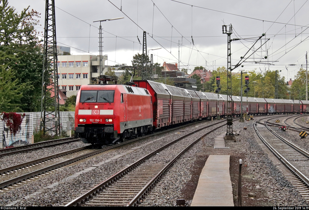 Autotransportzug mit 152 158-2 DB durchfährt den Bahnhof Ludwigsburg auf Gleis 5 Richtung Kornwestheim.
Aufgenommen am Ende des Bahnsteigs 4/5.
[26.9.2019 | 14:19 Uhr]