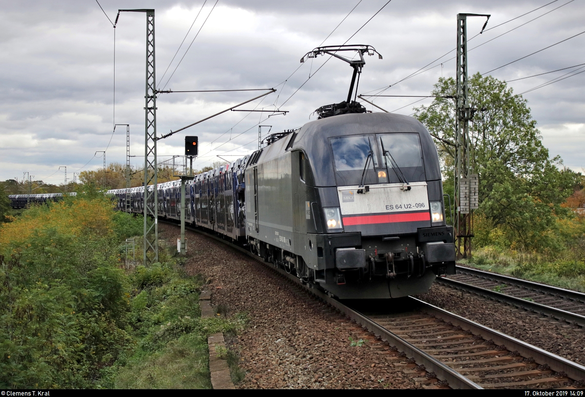 Autotransportzug mit 182 596-7 (Siemens ES64U2-096) der Mitsui Rail Capital Europe GmbH (MRCE), vermietet an die Rhenus Rail Logistics GmbH (RRL), durchfährt den Hp Magdeburg Herrenkrug auf der Bahnstrecke Berlin–Magdeburg (KBS 201) Richtung Magdeburg-Neustadt.
Grüße zurück an den Tf!
Aufgenommen am Ende des Bahnsteigs 2.
[17.10.2019 | 14:09 Uhr]