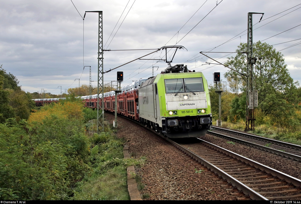 Autotransportzug mit 185 581-6 der Macquarie European Rail Ltd, vermietet an die ITL Eisenbahngesellschaft mbH (ITL), durchfährt den Hp Magdeburg Herrenkrug auf der Bahnstrecke Berlin–Magdeburg (KBS 201) Richtung Magdeburg-Neustadt.
Aufgenommen am Ende des Bahnsteigs 2.
[17.10.2019 | 14:44 Uhr]