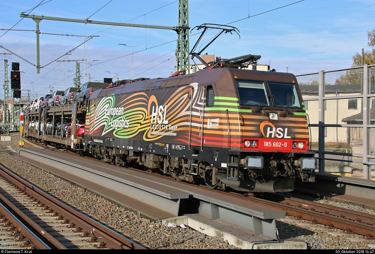 Autotransportzug mit 185 602-0 der Beacon Rail Leasing Ltd., vermietet an die HSL Logistik GmbH, passiert den Interimsbahnsteig Halle(Saale)Hbf Gl. 13a auf der Ostumfahrung für den Güterverkehr in südlicher Richtung.
[20.10.2018 | 14:47 Uhr]