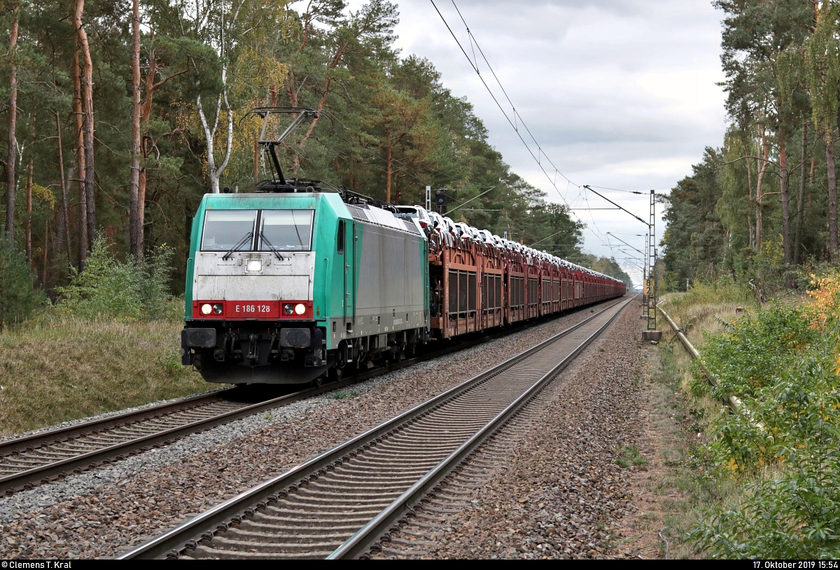 Autotransportzug mit 186 128-5 (E 186 128) der Alpha Trains Belgium NV/SA, aktueller Mieter unbekannt (womöglich noch die ITL Eisenbahngesellschaft mbH (ITL)), durchfährt den Hp Wahlitz auf der Bahnstrecke Biederitz–Trebnitz (KBS 254) Richtung Biederitz.
Aufgenommen am Ende des Bahnsteigs 1.
[17.10.2019 | 15:54 Uhr]