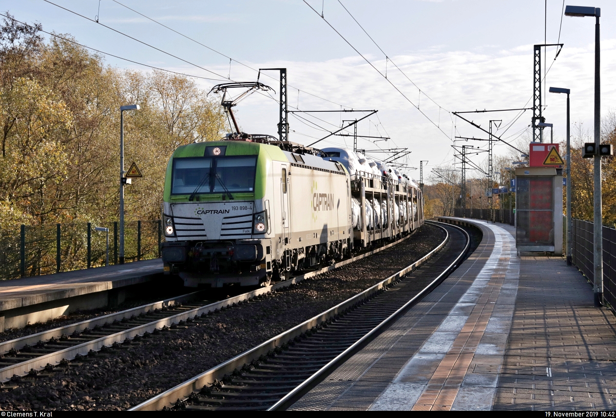 Autotransportzug mit 193 898-4  Falk  (Siemens Vectron) der Captrain Deutschland GmbH, eingesetzt bei der ITL Eisenbahngesellschaft mbH (ITL), durchfährt den Hp Magdeburg Herrenkrug auf der Bahnstrecke Berlin–Magdeburg (KBS 201) Richtung Magdeburg-Neustadt.
[19.11.2019 | 10:42 Uhr]