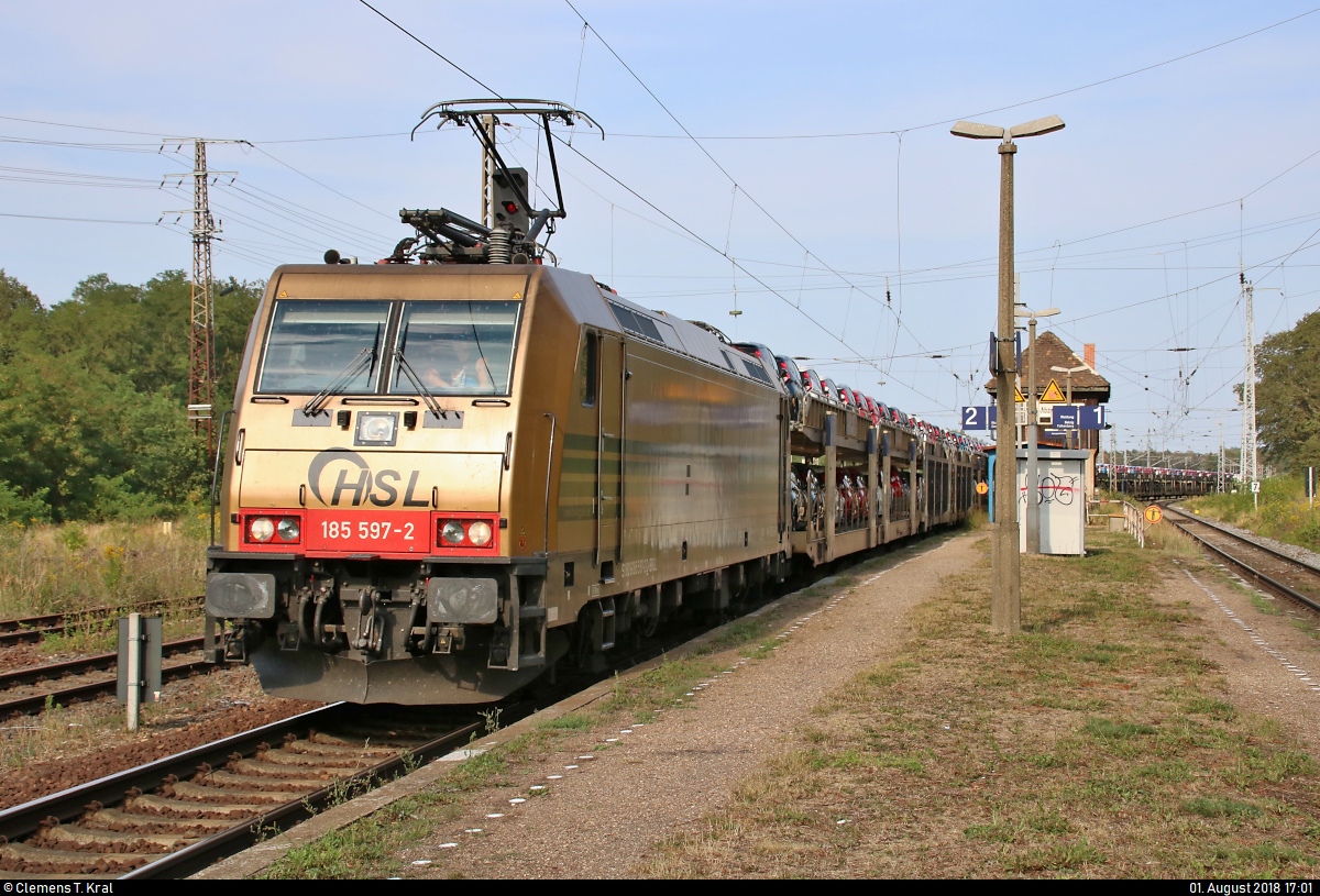 Autotransportzug mit der goldenen 185 597-2 der Beacon Rail Leasing Ltd., vermietet an die HSL Logistik GmbH, durchfährt den Bahnhof Meinsdorf auf Gleis 2 in südwestlicher Richtung.
[1.8.2018 | 17:01 Uhr]