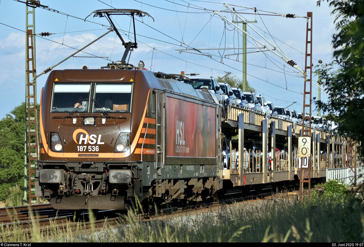 Autotransportzug (Volkswagen) mit 187 536-8 der HSL Logistik GmbH (HSL) fährt durch die Saaleaue bei Angersdorf auf der Bahnstrecke Halle–Hann. Münden (KBS 590) Richtung Angersdorf.
[2.6.2020 | 19:07 Uhr]
