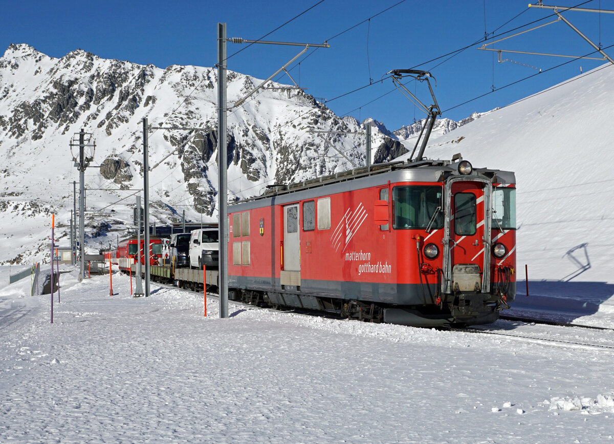 Autoverlad Oberalp der Matterhorn Gotthard Bahn (MGB).
Am 9. Februar 2022 wurde der Autozug Andermatt-Sedrun mit dem Deh 4/4 22  St. NIKLAUS  geführt und bei Nätschen verewigt.
Foto: Walter Ruetsch