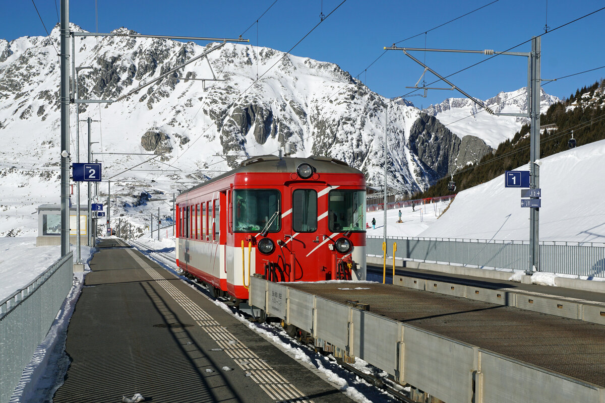 Autoverlad Oberalp der Matterhorn Gotthard Bahn (MGB).
Am 9. Februar 2022 wurde der Autozug Andermatt-Sedrun mit dem Deh 4/4 22  St. NIKLAUS  geführt und bei Nätschen verewigt.
Foto: Walter Ruetsch
