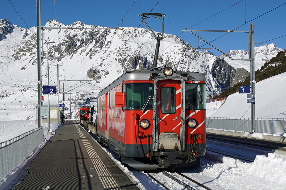 Autoverlad Oberalp der Matterhorn Gotthard Bahn (MGB).
Am 9. Februar 2022 wurde der Autozug Andermatt-Sedrun mit dem Deh 4/4 22  St. NIKLAUS  geführt und bei Nätschen verewigt.
Foto: Walter Ruetsch
