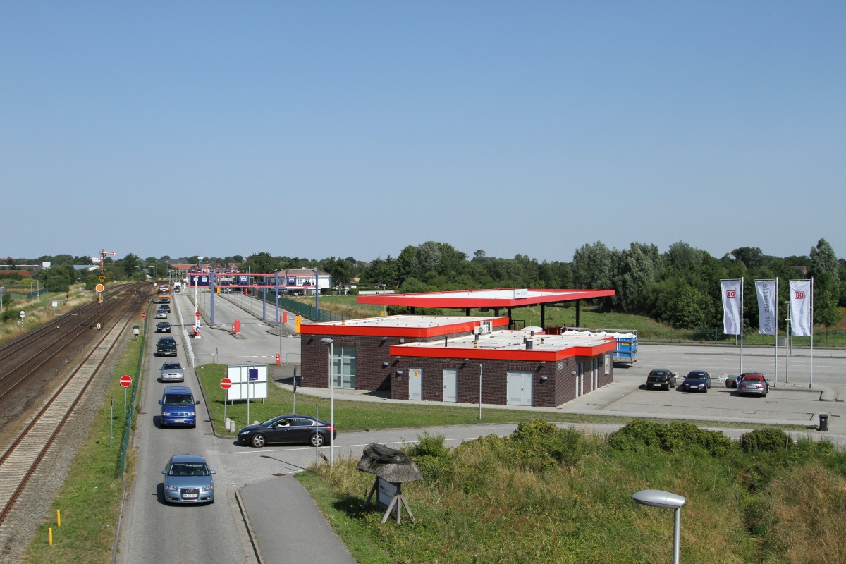 Autoverladeanlage des Sylt-Shuttle mit Check-In Terminal (Vordergrund) und Aufstell-Wartespuren (Hintergrund). Niebüll am 23.07.14.