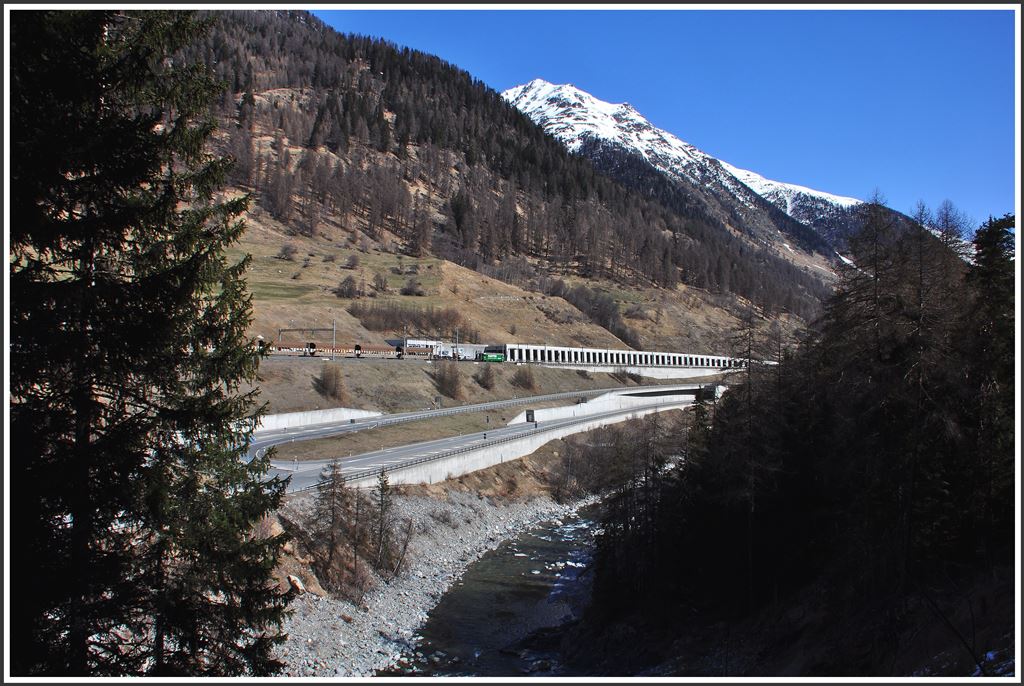 Autoverladestelle Vereinatunnel Südseite in Sagliains. Ge 4/4 III 647  Grüsch  hat mit dem Autozug an der Verladerampe gestoppt, wo die Autos über den ersten ungedeckten Wagen hinter der Lok aus und einfahren. (10.04.2015)