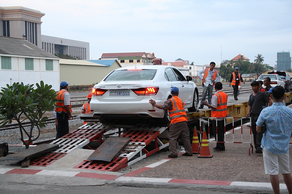 Autoverladung in der Phnom Penh Station am 18.März 2017.