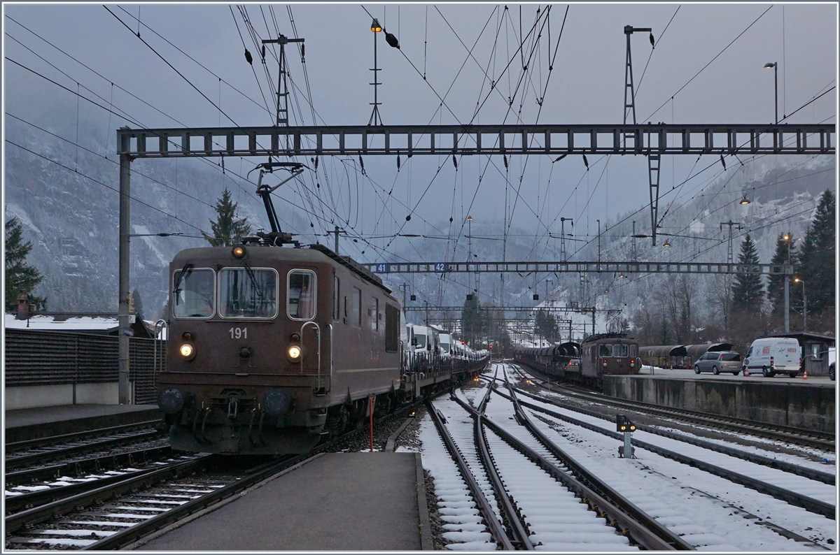 Autozüge in Kandersteg: Während die BLS Re 4/4 191 auf einem Transitgüterzug verlande Neu-Wagen gegen Norden bringt, wird die BLS Re 4/4 164 in Kürze mit ihrem Auto-Tunnel Zug durch den Lötschbergtunnel nach Goppenstein abfahren.
9. Nov. 2017