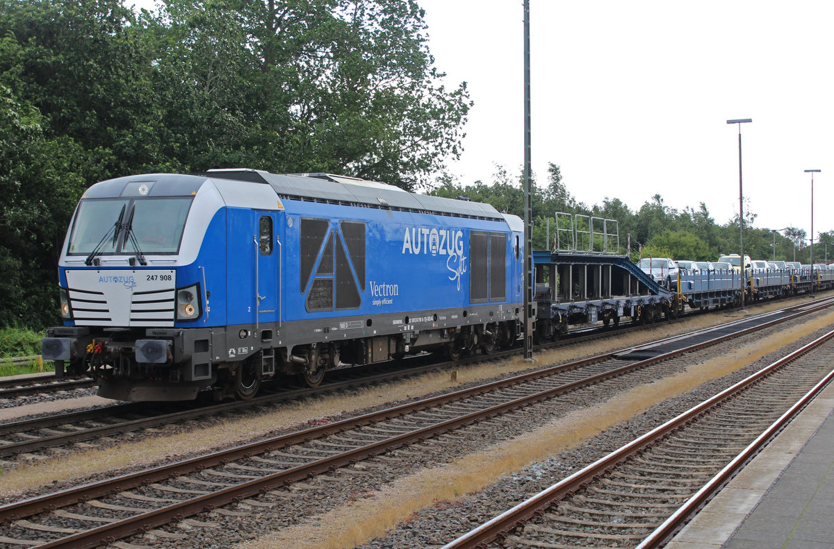 Autozug Sylt: Die Siemens Vectron 247 908 steht am 7. Juli 2020 im DB-Bahnhof Niebüll abfahrbereit.