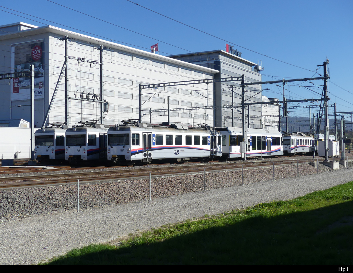 AVA ( AAR-WSB ) - Div. Triebwagen abgestellt im Bahnhofsareal von Suhr am 18.04.2022