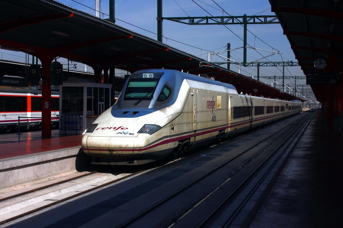 AVE Schnellverkehrszug am 30.10.2009 auf Gleis 17 des Bahnhof Madrid Chamartin.
