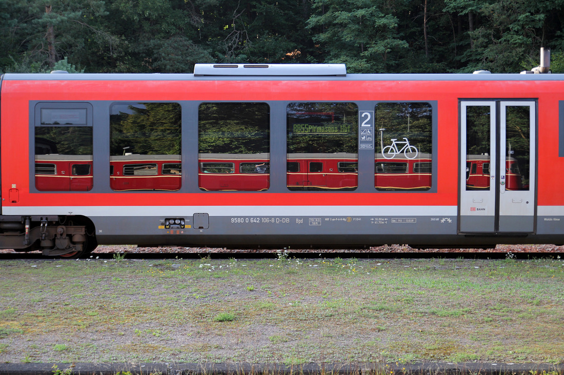 AVG 452 spiegelt sich in DB Regio 642 106. Aufgenommen am 24. August 2013 irgendwo in der Pfalz.
