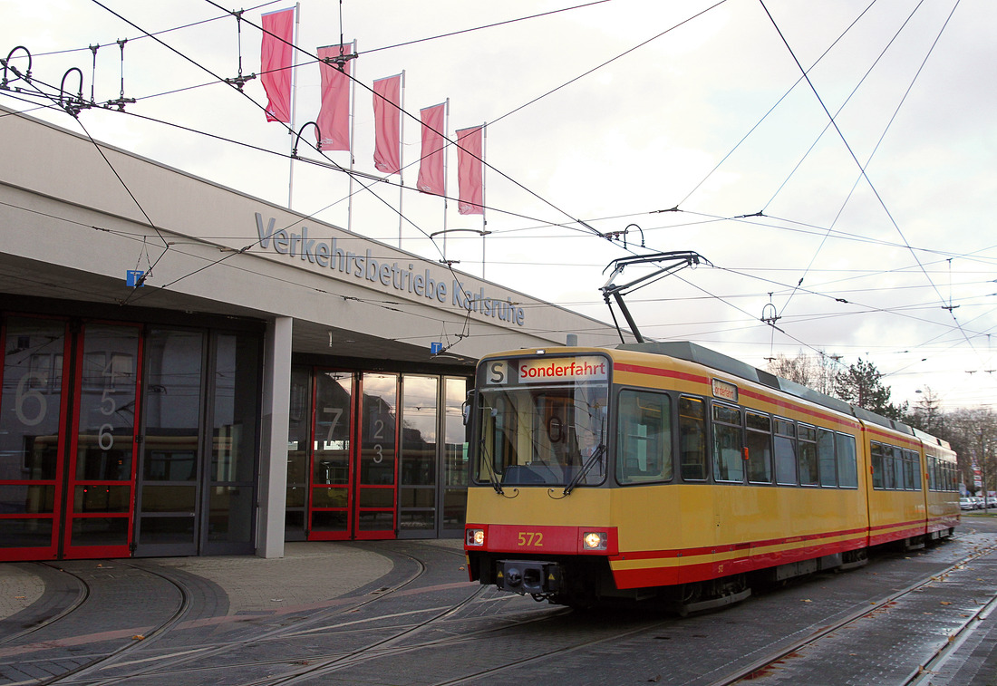 AVG 572 hat den Betriebshof Tullastraße der VBK soeben verlassen und wird mit einer geschlossenen Gesellschaft in wenigen Minuten eine Sonderfahrt durchführen.
Der Grund ist mir leider nicht bekannt.
Aufgenommen am 25. November 2017.
