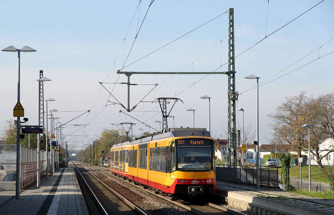 AVG 816 (führend) + AVG 910 (Nachschuss) // Bahnhof Muggensturm // 31. Oktober 2019