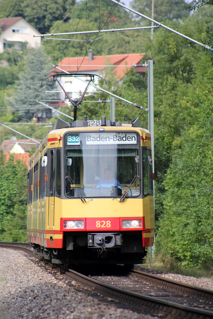 AVG 828 // Aufgenommen südlich von Menzingen (Baden). // 23. August 2013