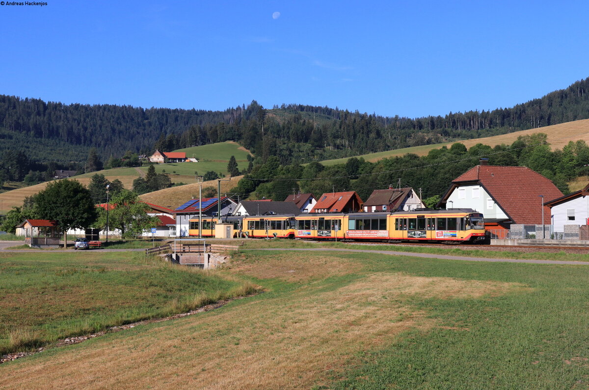 AVG 920 und AVG 916 als S 85509 (Freudenstadt Hbf - Tullastraße Verkehrsbetriebe) in Röt 17.7.22