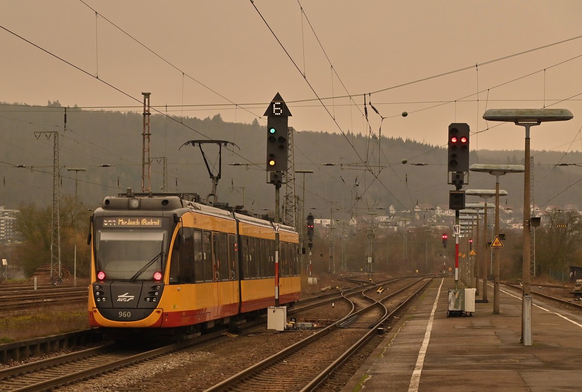 AVG 960/S41 pendelt zwischen Neckarelz und Mosbach Baden am Samstagnachmittag den 6.2.2021 in dieser sehr dämmerigen Lichtstimmung.