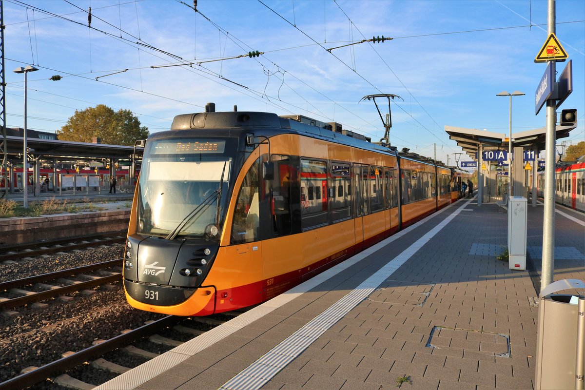 AVG (Albtal-Verkehrs-Gesellschaft) Bombardier ET2010 Wagen 931+941 am 03.11.18 in Frankfurt am Main Höchst Bahnhof als RB11 nach Bad Soden. Durch Planungen zur RTW Regionaltangente West wurden zum zweitem mal Testfahrten mit AVG Stadtbahnwagen aus Karlsruhe vorgenommen