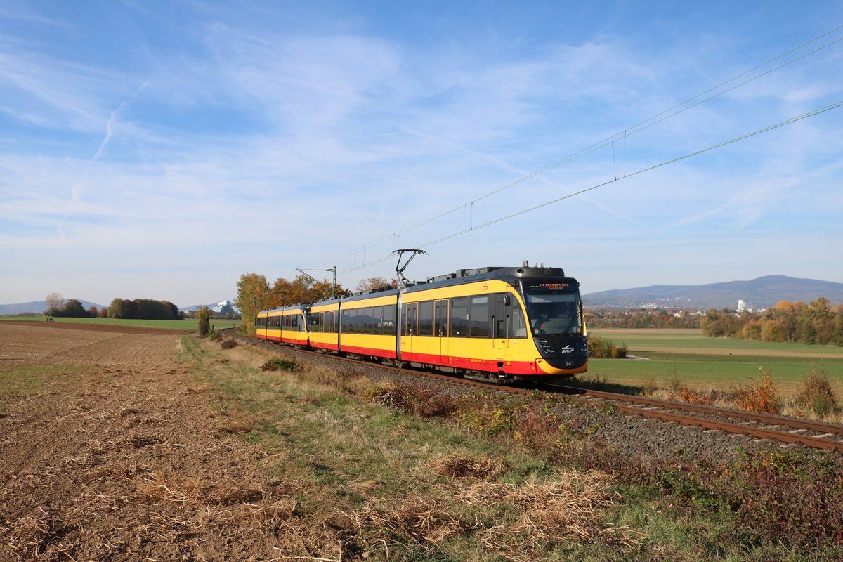 AVG (Albtal-Verkehrs-Gesellschaft) Bombardier ET2010 Wagen 941+931 am 03.11.18 in der Nähe von Sulzbach auf der Strecke Frankfurt Höchst-Bad Soden. Durch Planungen zur RTW Regionaltangente West wurden zum zweitem mal Testfahrten mit AVG Stadtbahnwagen aus Karlsruhe vorgenommen