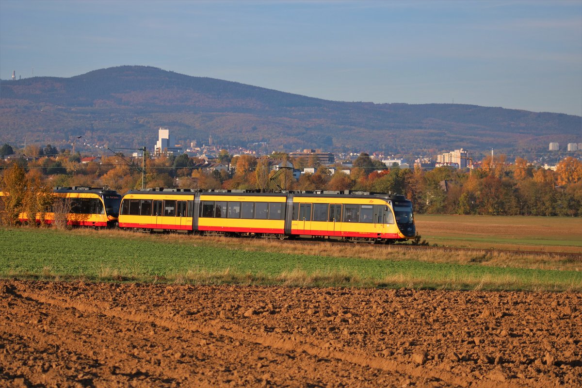 AVG (Albtal-Verkehrs-Gesellschaft) Bombardier ET2010 Wagen 941 am 03.11.18 in der Nähe von Sulzbach auf der Strecke Frankfurt Höchst-Bad Soden. Durch Planungen zur RTW Regionaltangente West wurden zum zweitem mal Testfahrten mit AVG Stadtbahnwagen aus Karlsruhe vorgenomme