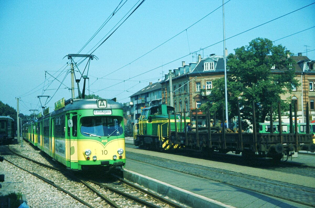 AVG Albtalbahn Bf. Ettlingen Tw 10 GT8-EP(umgebauter GT6-EP)Rastatt/BBC 1959 und Diesellok vermutl. Nr 63(?) 24-03-1982