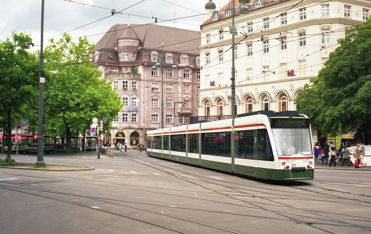 AVG Augsburg__Combino 821 [Siemens, 1999] am Königsplatz.__05-2000