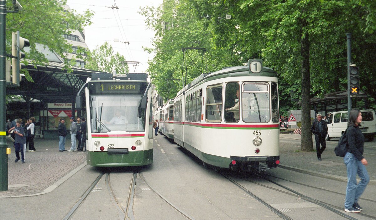 AVG Augsburg__Königsplatz mit Combino Nr. 822 [Siemens, 2000] und GT 4 Nr. 455 [ME 1960, ex SSB 581] als Bei-Tw auf Linie 1.__05-2000