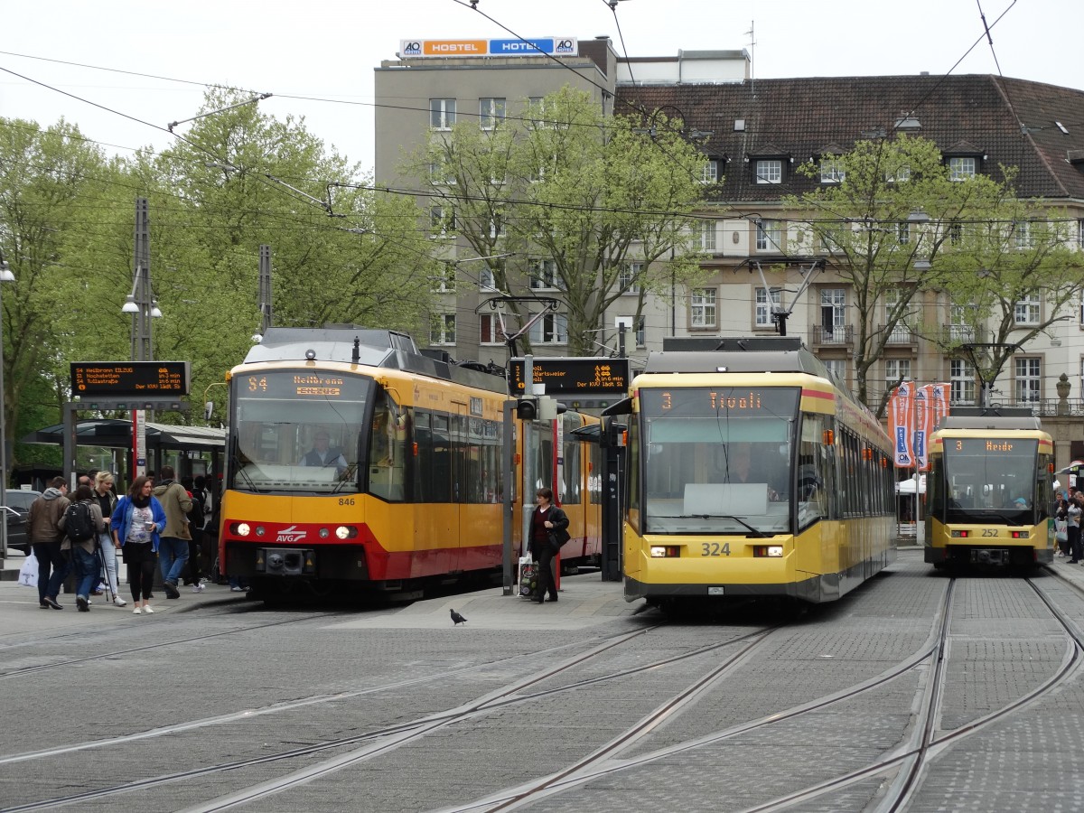 AVG GT8-100D/2S-M 846 und VBK 324 und 252 am 25.04.15 in Karlsruhe Hbf 