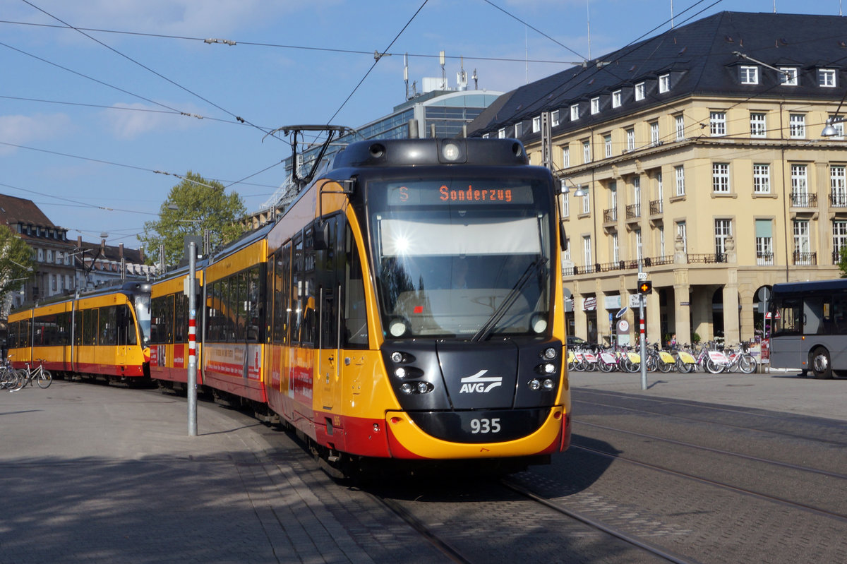 AVG: Sonderzug der Albtalbahn bestehend aus zwei Triebzügen beim Passieren des Bahnhofplatzes Karlsruhe, wo sich die Strassen- und S-Bahnen die Geleise teilen, am 29. April 2017. 
Foto: Walter Ruetsch