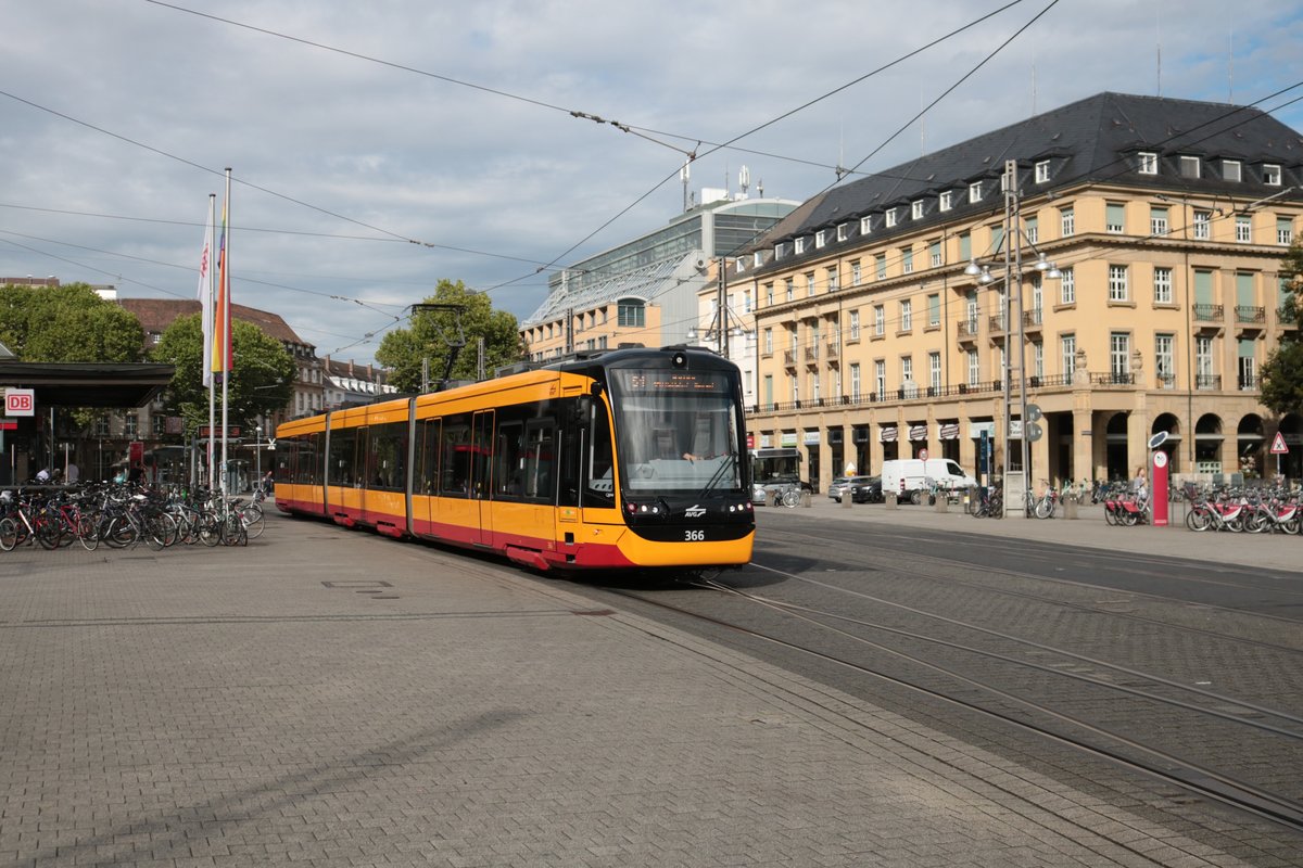 AVG Stadler Citylink Stadtbahnwagen 366 am 20.08.20 in Karlsruhe Hbf Vorplatz