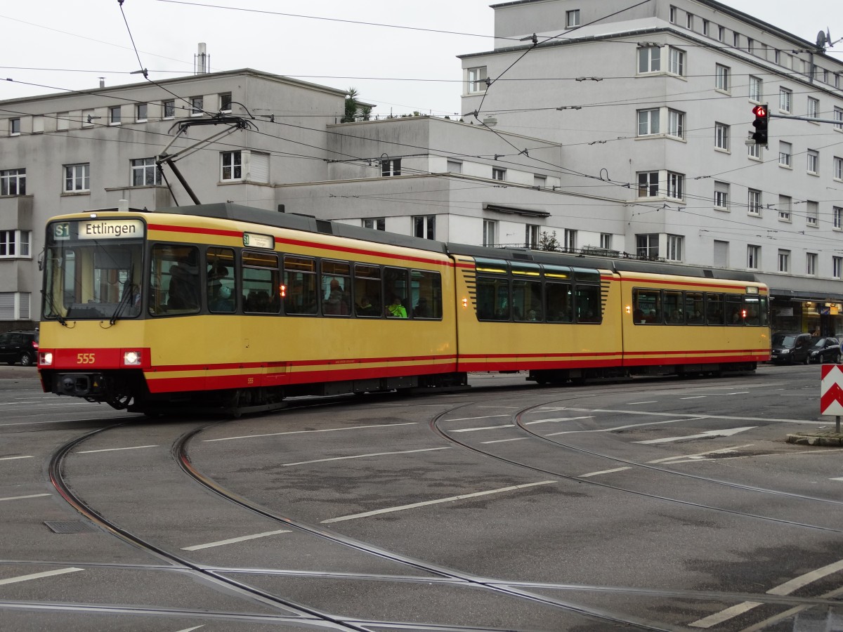 AVG Stadtbahn Wagen 555 am 04.12.14 in Karlsruhe Albtalbahnhof auf der Linie S1
