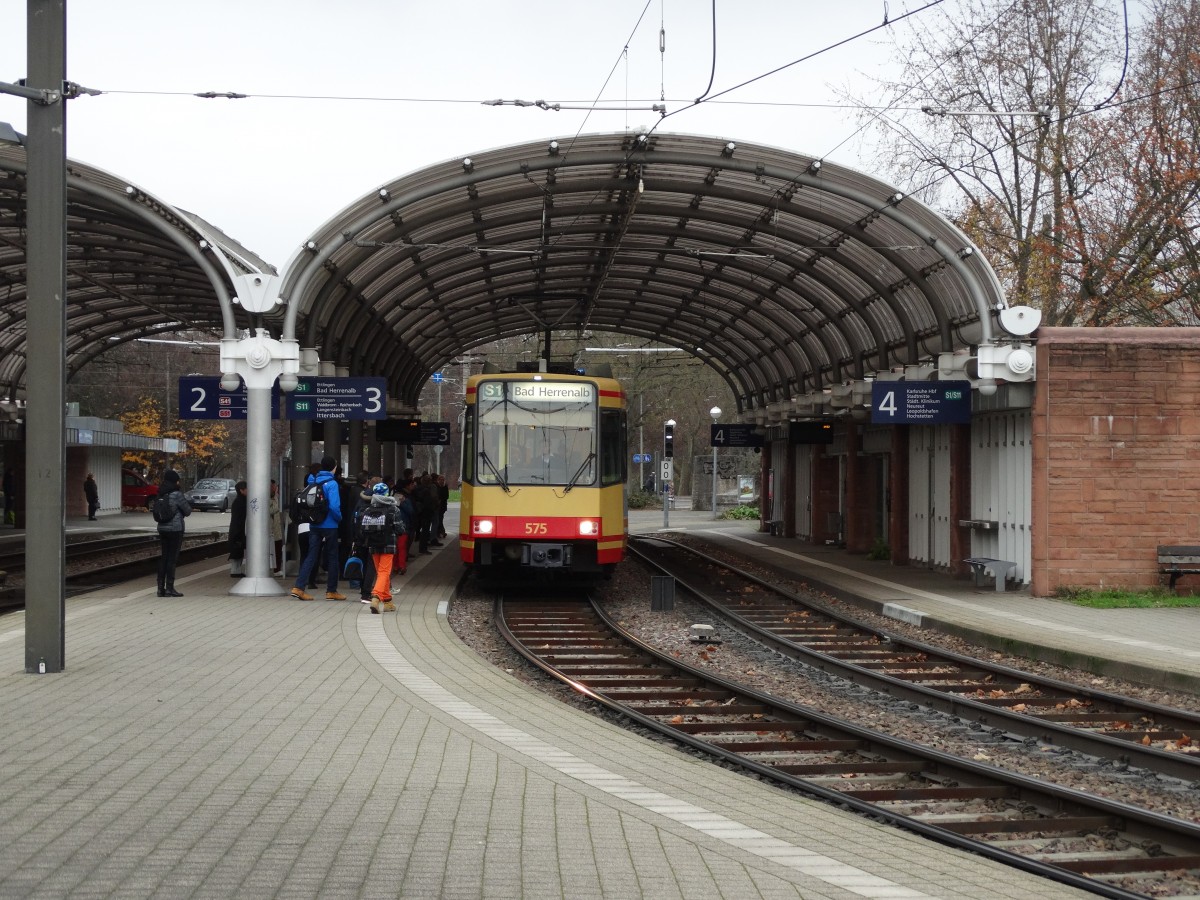 AVG Stadtbahn Wagen 575 am 04.12.14 in Karlsruhe Albtalbahnhof als S1 nach Bad Herrenalb 