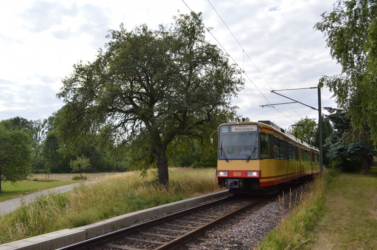 AVG Stadtbahnwagen 809 auf dem Weg in Richtung Menzingen, am 20. Juni 2014
