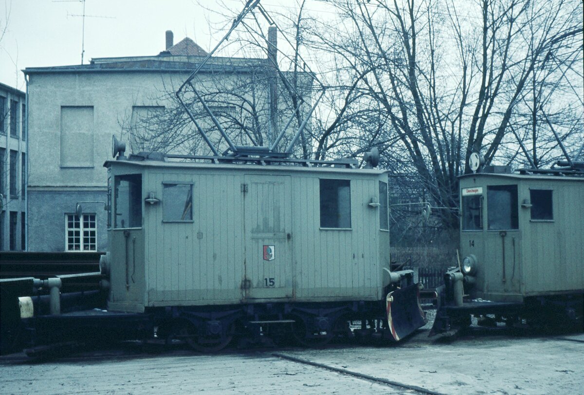AVG Straßenbahn Augsburg__Im Betriebshof 'Rotes Tor'. Schneepflüge Nr.15 und 14.__09-03-1974