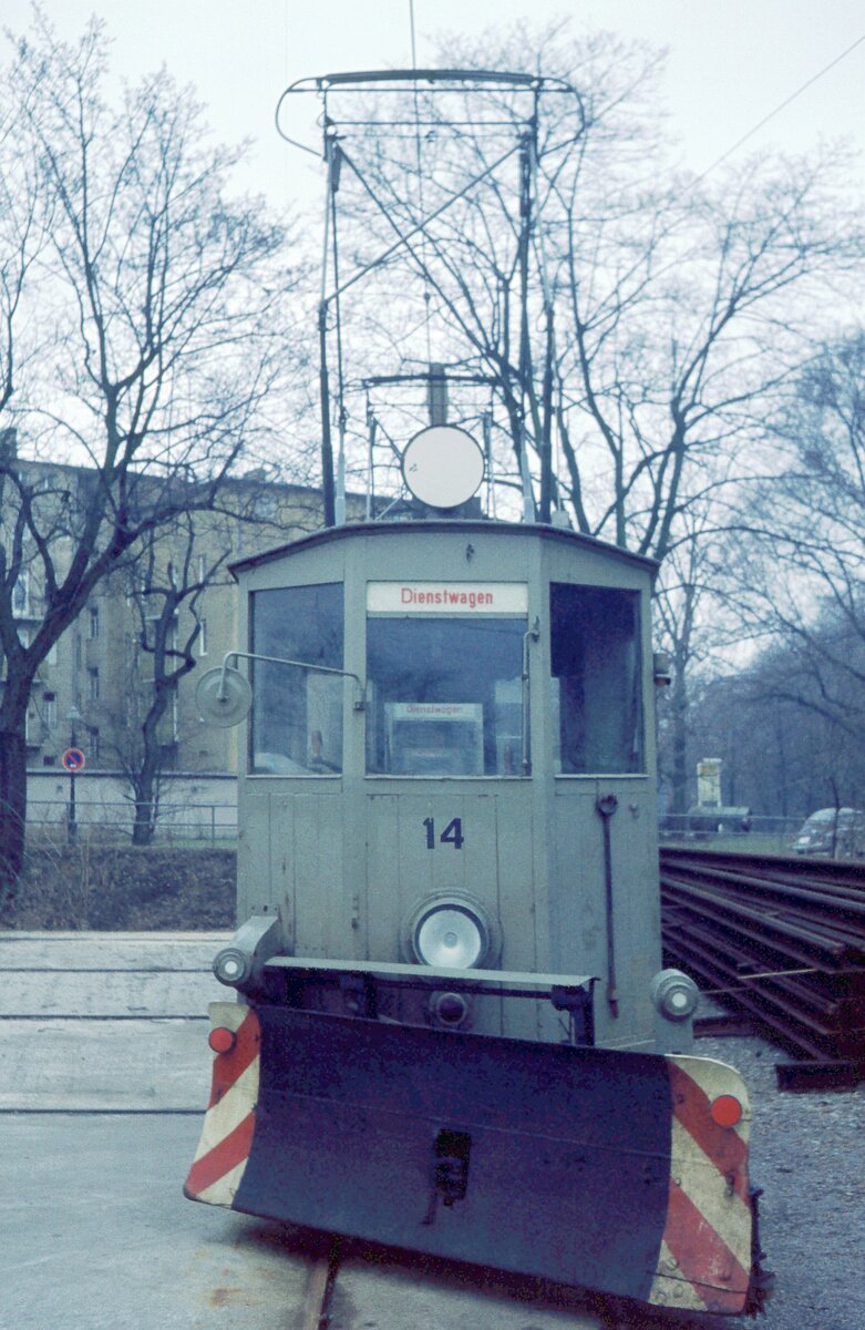 AVG Straßenbahn Augsburg__Im Betriebshof 'Rotes Tor'. Schneepflug Nr.14.__09-03-1974