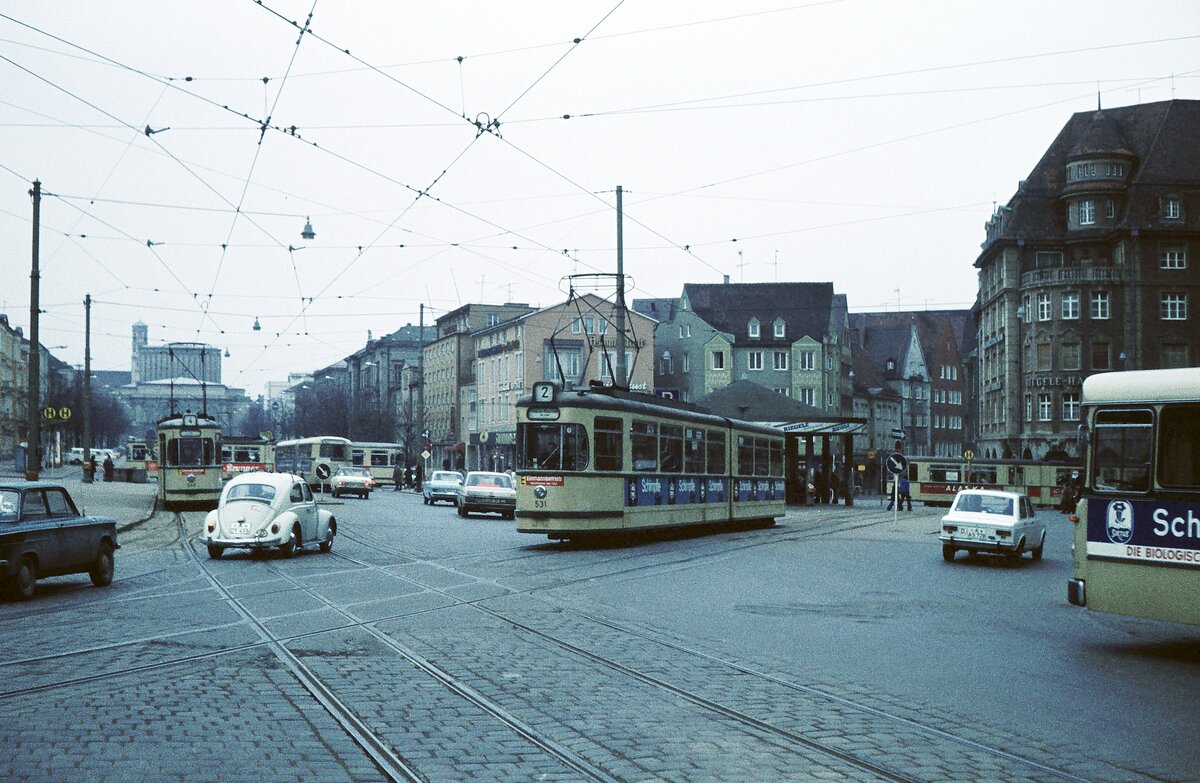 AVG Straßenbahn Augsburg__Königsplatz, munterer Verkehr in allen Richtungen. Tw 531 [GT5, MAN, 1968] auf Linie 2 bahnt sich seinen Weg ...__09-03-1974 
