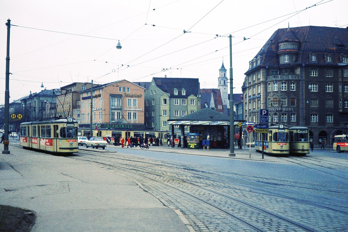 AVG Straßenbahn Augsburg__Königsplatz, Treffpunkt der Straßenbahnen.__09-03-1974